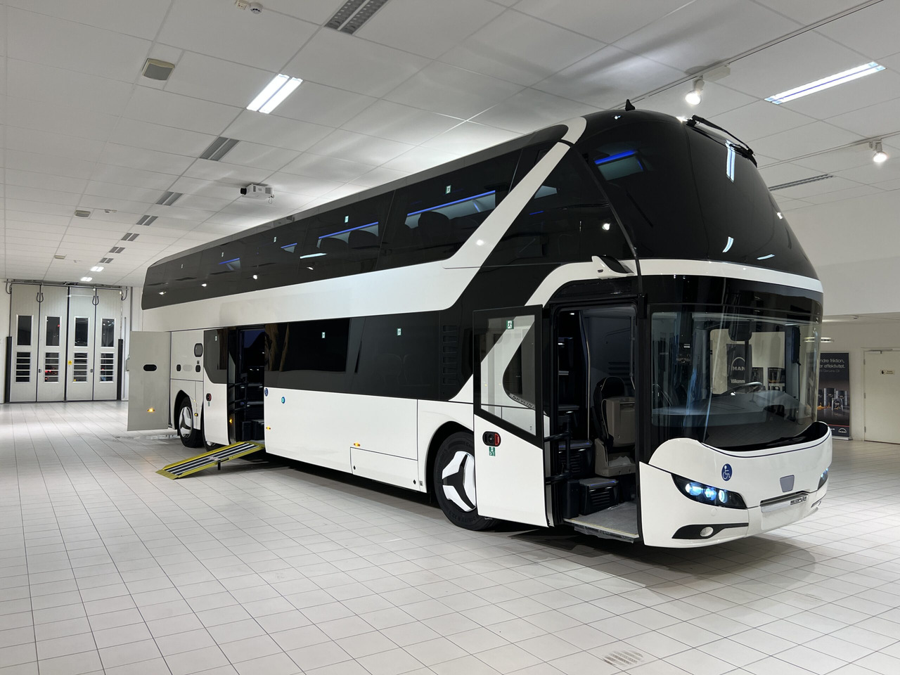 NEOPLAN SKYLINER P06 Euro 6E V.I.P / Exclusive Class (Dark Edition) - Туристический автобус: фото 1 NEOPLAN SKYLINER P06 Euro 6E V.I.P / Exclusive Class (Dark Edition) - Туристический автобус: фото 1