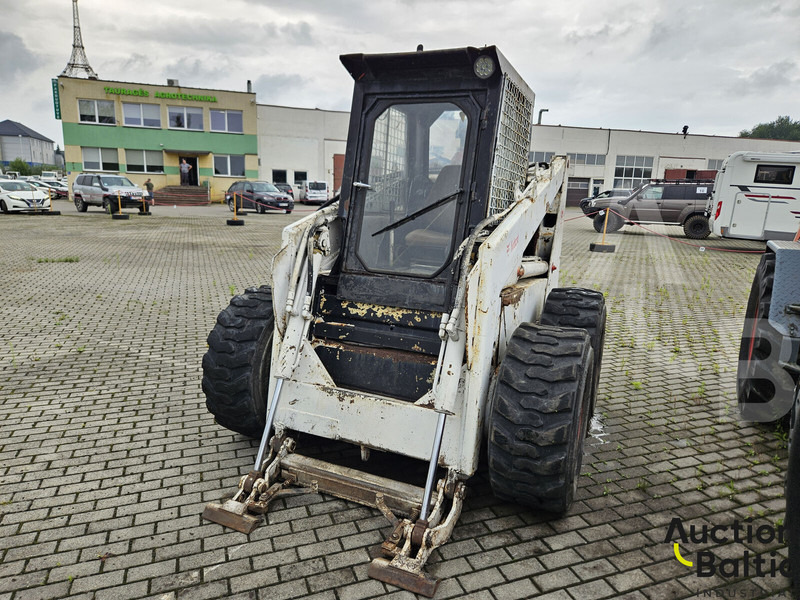 Bobcat - Мини-погрузчик с бортовым поворотом: фото 1 Bobcat - Мини-погрузчик с бортовым поворотом: фото 1