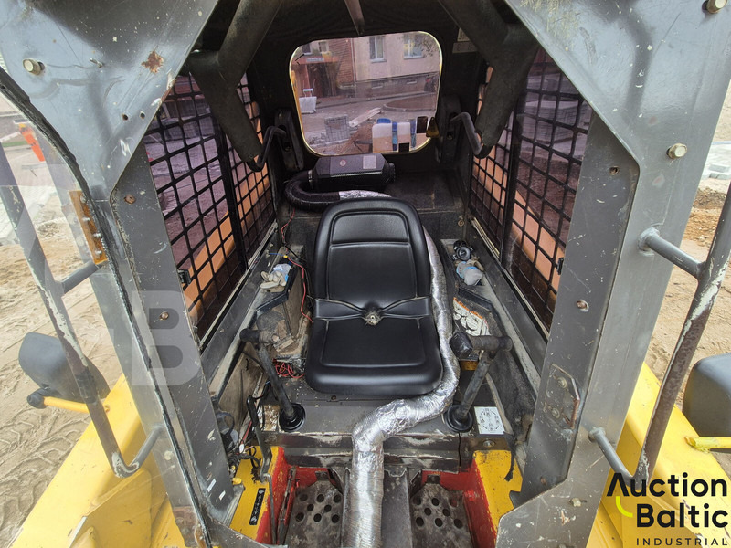 Gehl 5635 DXT 2 - Мини-погрузчик с бортовым поворотом: фото 5 Gehl 5635 DXT 2 - Мини-погрузчик с бортовым поворотом: фото 5