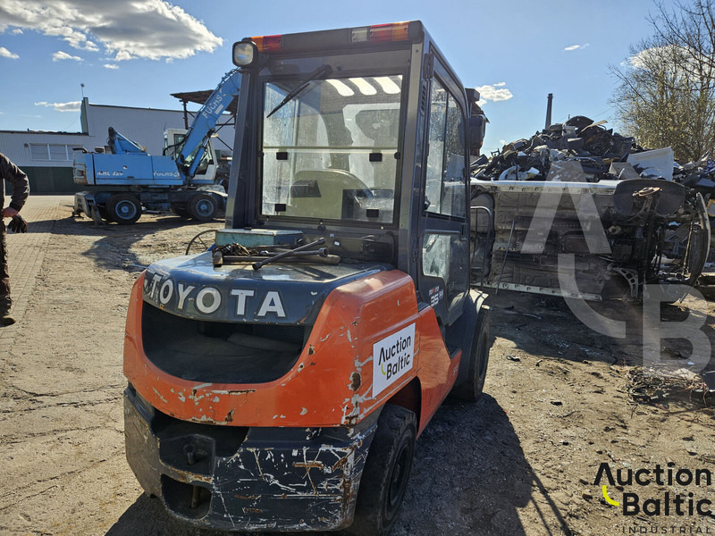 Toyota E 811 - Дизельный погрузчик: фото 3 Toyota E 811 - Дизельный погрузчик: фото 3