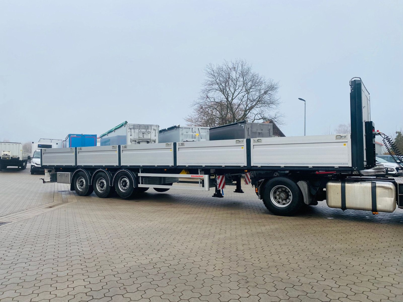 Kässbohrer Bordwandauflieger Twistlocks - Полуприцеп бортовой/ Платформа: фото 2 Kässbohrer Bordwandauflieger Twistlocks - Полуприцеп бортовой/ Платформа: фото 2