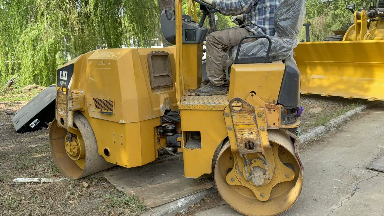 CATERPILLAR CB24B - Каток: фото 2 CATERPILLAR CB24B - Каток: фото 2
