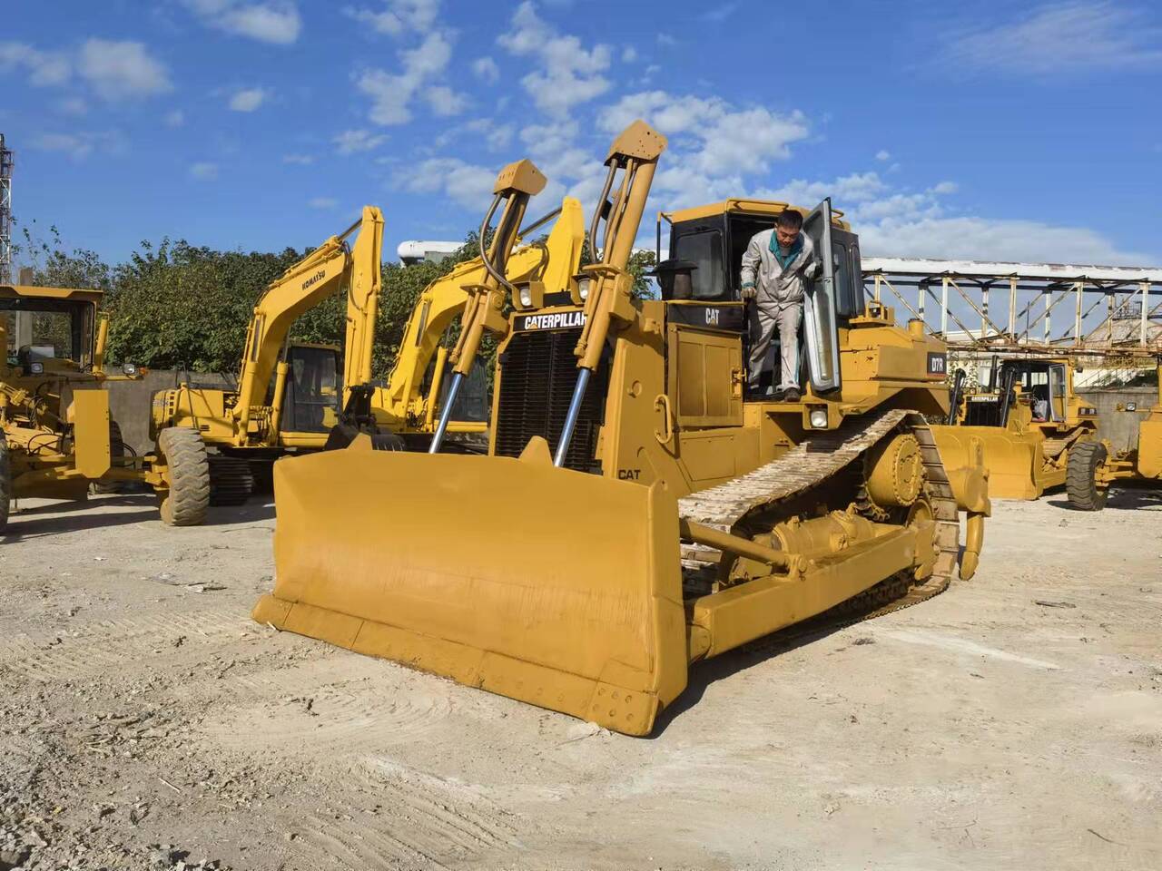 CATERPILLAR D7R - Бульдозер: фото 1 CATERPILLAR D7R - Бульдозер: фото 1