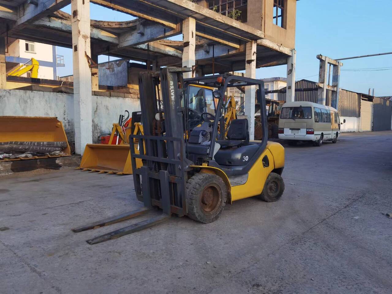 KOMATSU FD30 - Ножничный подъемник: фото 1 KOMATSU FD30 - Ножничный подъемник: фото 1