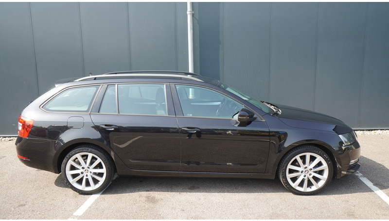 Škoda Octavia COMBI 1.6TDI DSG 85KW GREENTECH AMBITION BUSINESS - Микроавтобус, Пассажирский фургон: фото 2 Škoda Octavia COMBI 1.6TDI DSG 85KW GREENTECH AMBITION BUSINESS - Микроавтобус, Пассажирский фургон: фото 2