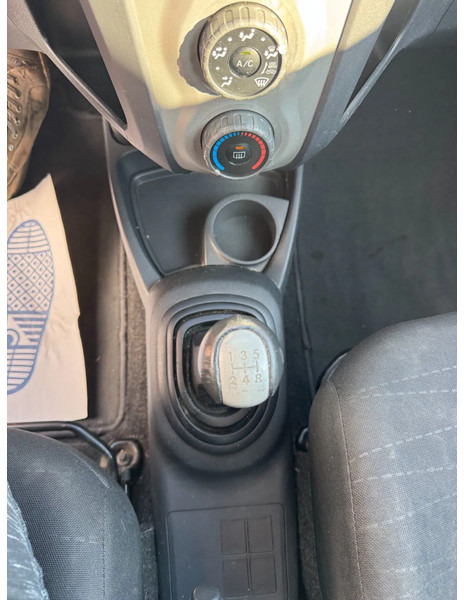 Хэтчбек Toyota Yaris **PETROL-ESSENCE-AC**: фото 11