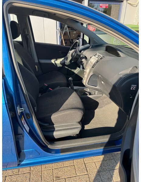Хэтчбек Toyota Yaris **PETROL-ESSENCE-AC**: фото 15