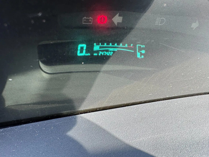 Хэтчбек Toyota Yaris **PETROL-ESSENCE-AC**: фото 13