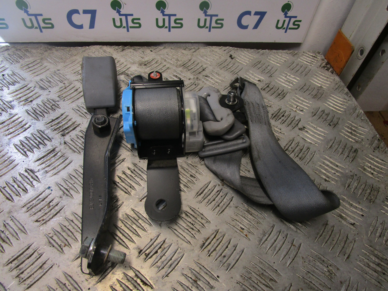 MITSUBISHI FUSO DRIVERS SIDE SEAT BELT - Кабина и интерьер для Грузовиков: фото 1 MITSUBISHI FUSO DRIVERS SIDE SEAT BELT - Кабина и интерьер для Грузовиков: фото 1