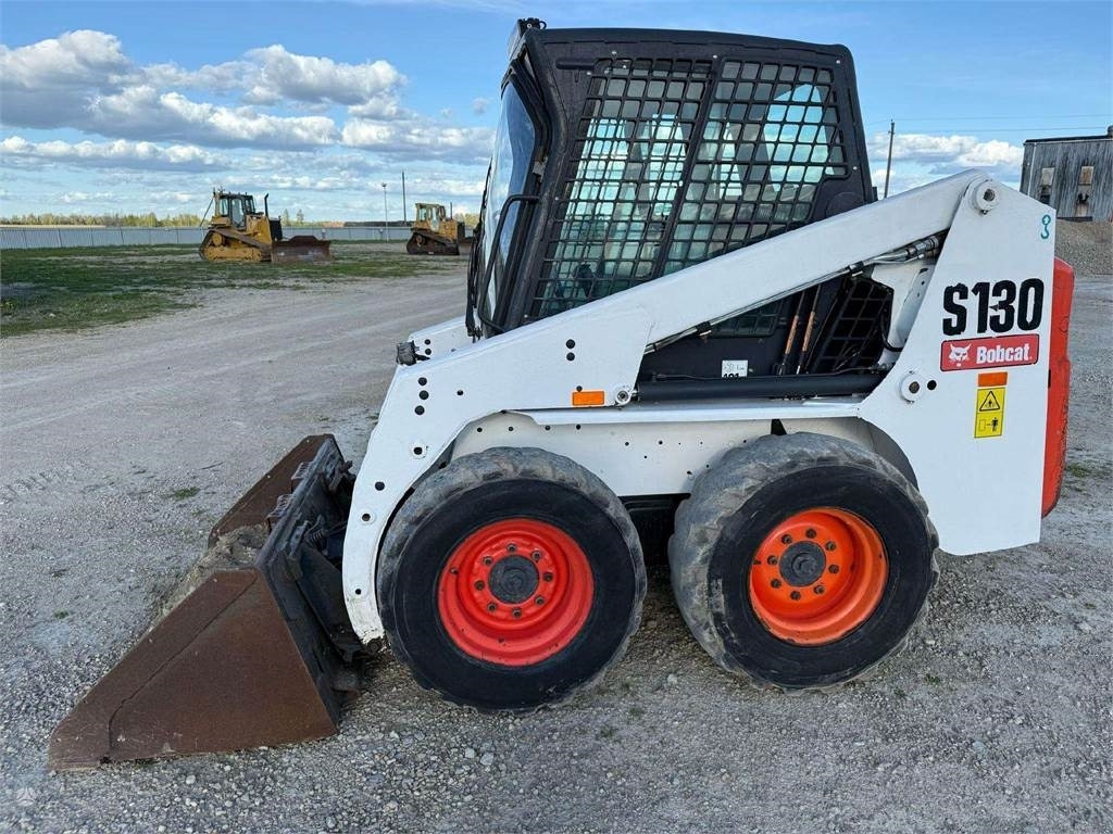 Bobcat S130 - Мини-погрузчик с бортовым поворотом: фото 3 Bobcat S130 - Мини-погрузчик с бортовым поворотом: фото 3