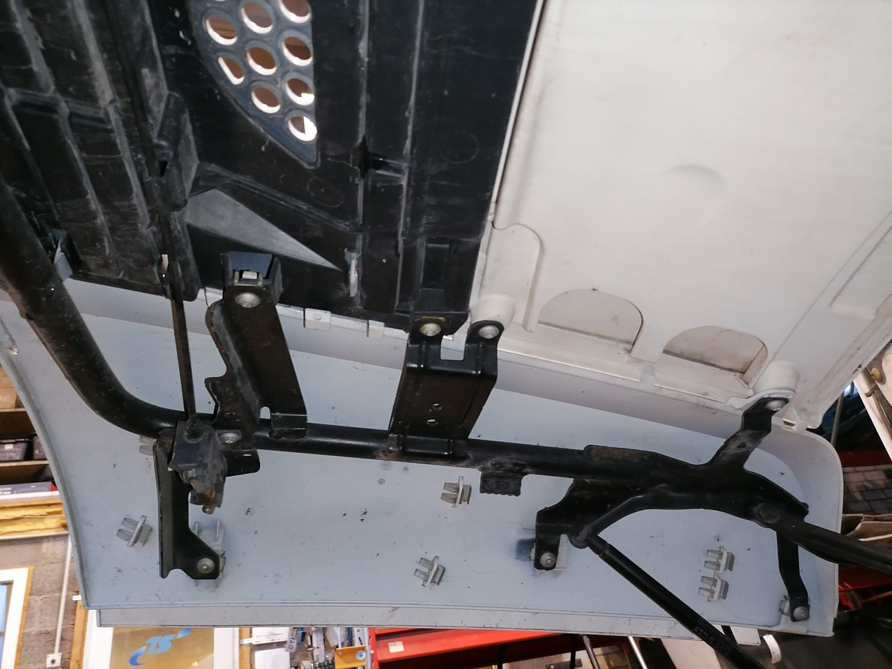 Mercedes-Benz Iluvõre A9607500409 - Решётка радиатора для Грузовиков: фото 3 Mercedes-Benz Iluvõre A9607500409 - Решётка радиатора для Грузовиков: фото 3