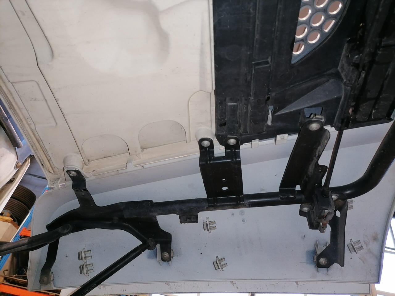 Mercedes-Benz Iluvõre A9607500409 - Решётка радиатора для Грузовиков: фото 4 Mercedes-Benz Iluvõre A9607500409 - Решётка радиатора для Грузовиков: фото 4