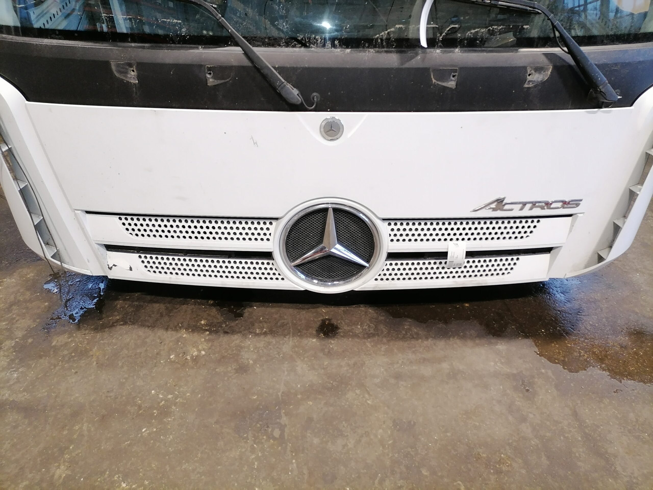 Mercedes-Benz Iluvõre A9607500409 - Решётка радиатора для Грузовиков: фото 1 Mercedes-Benz Iluvõre A9607500409 - Решётка радиатора для Грузовиков: фото 1