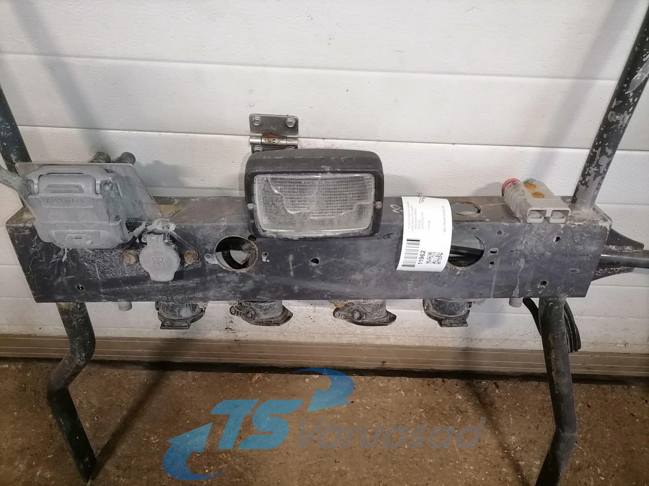 Mercedes-Benz Kabiini tagune haagise pistikute kinnitusraam 9305200166 - Рама/ Шасси для Грузовиков: фото 3 Mercedes-Benz Kabiini tagune haagise pistikute kinnitusraam 9305200166 - Рама/ Шасси для Грузовиков: фото 3