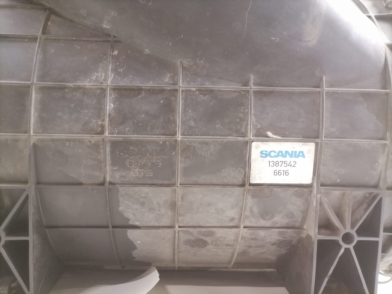 Scania Air filter housing 1387545 - Система впуска для Грузовиков: фото 4 Scania Air filter housing 1387545 - Система впуска для Грузовиков: фото 4