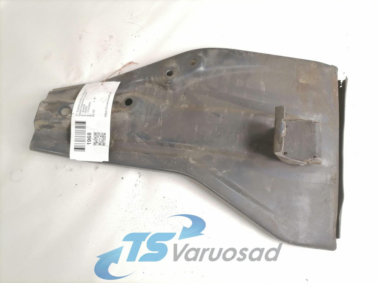 Scania Mudguard bracket 1743493 - Универсальная запчасть для Грузовиков: фото 1 Scania Mudguard bracket 1743493 - Универсальная запчасть для Грузовиков: фото 1