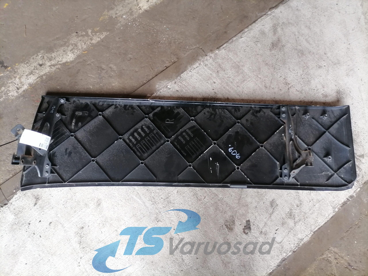 Scania Scania cab wind deflector, right side 1532462 - Аэродинамика/ Спойлеры для Грузовиков: фото 2 Scania Scania cab wind deflector, right side 1532462 - Аэродинамика/ Спойлеры для Грузовиков: фото 2
