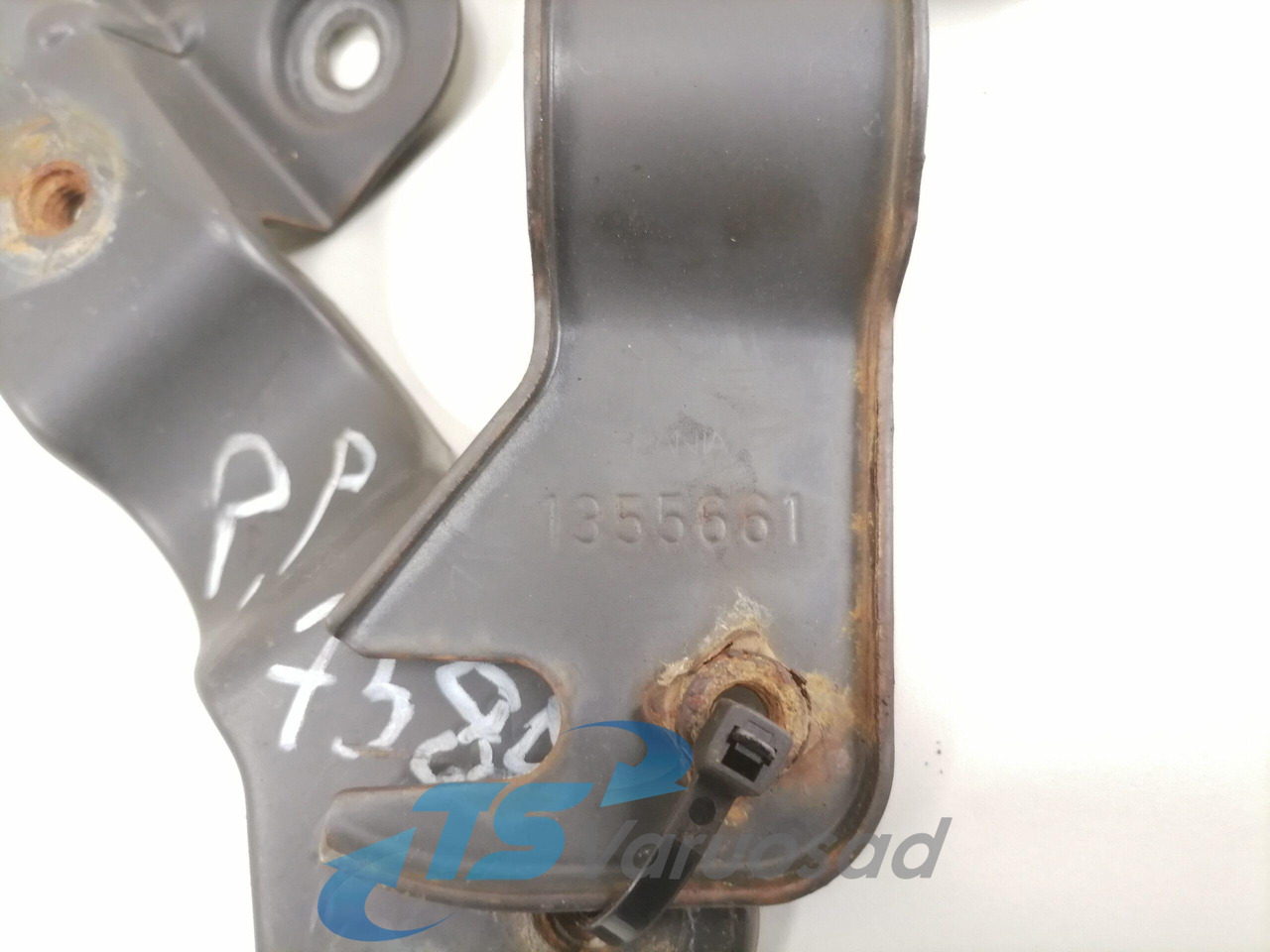 Scania Sun visor bracket 1355661 - Кузов и экстерьер для Грузовиков: фото 2 Scania Sun visor bracket 1355661 - Кузов и экстерьер для Грузовиков: фото 2