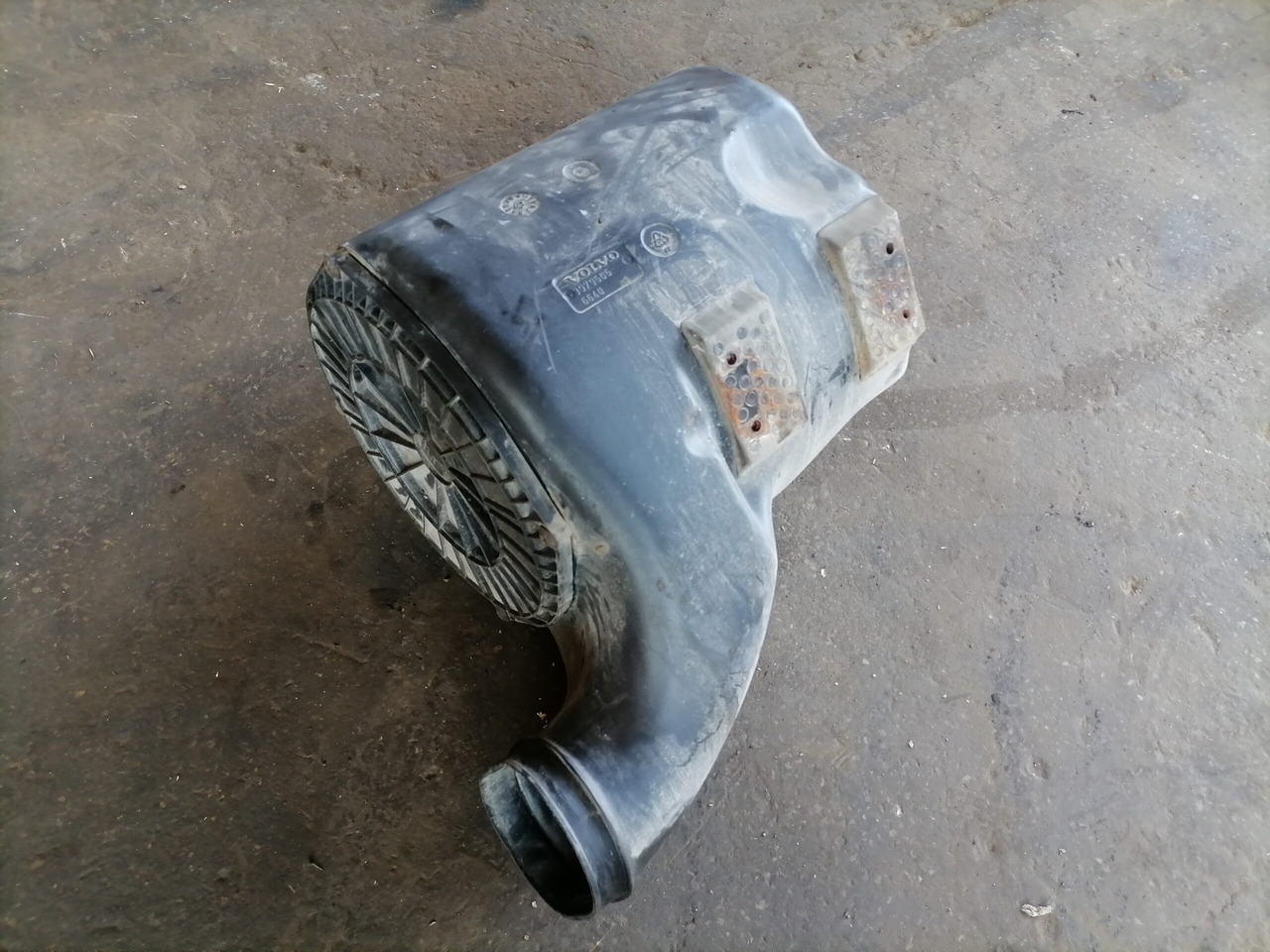 Volvo Air filter housing 3979505 - Система впуска для Грузовиков: фото 2 Volvo Air filter housing 3979505 - Система впуска для Грузовиков: фото 2