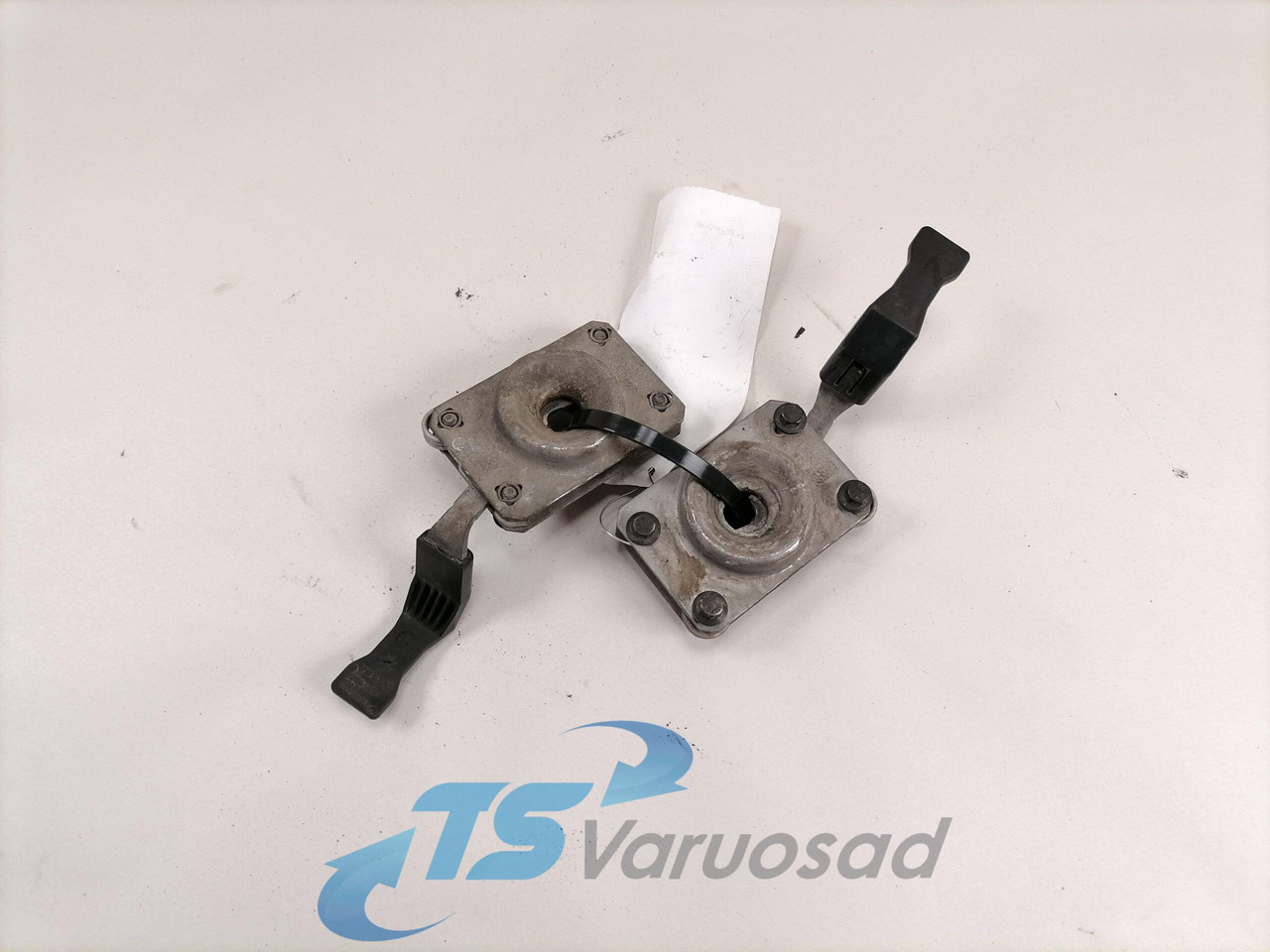 Volvo Iluvõre lukk 20425414 - Решётка радиатора для Грузовиков: фото 1 Volvo Iluvõre lukk 20425414 - Решётка радиатора для Грузовиков: фото 1
