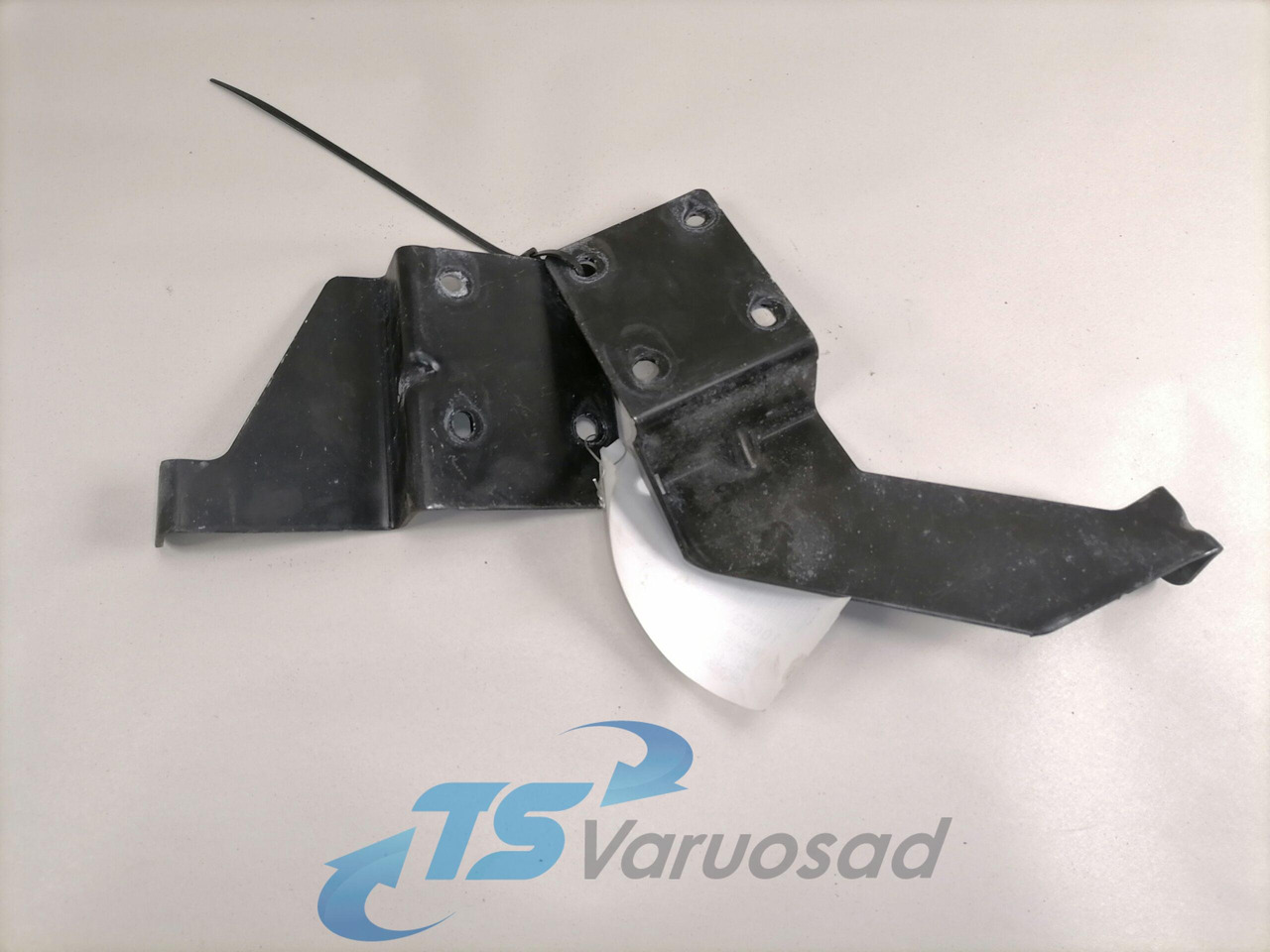 Volvo Kabiini tuulesuunaja kandur 82282286 - Аэродинамика/ Спойлеры для Грузовиков: фото 2 Volvo Kabiini tuulesuunaja kandur 82282286 - Аэродинамика/ Спойлеры для Грузовиков: фото 2
