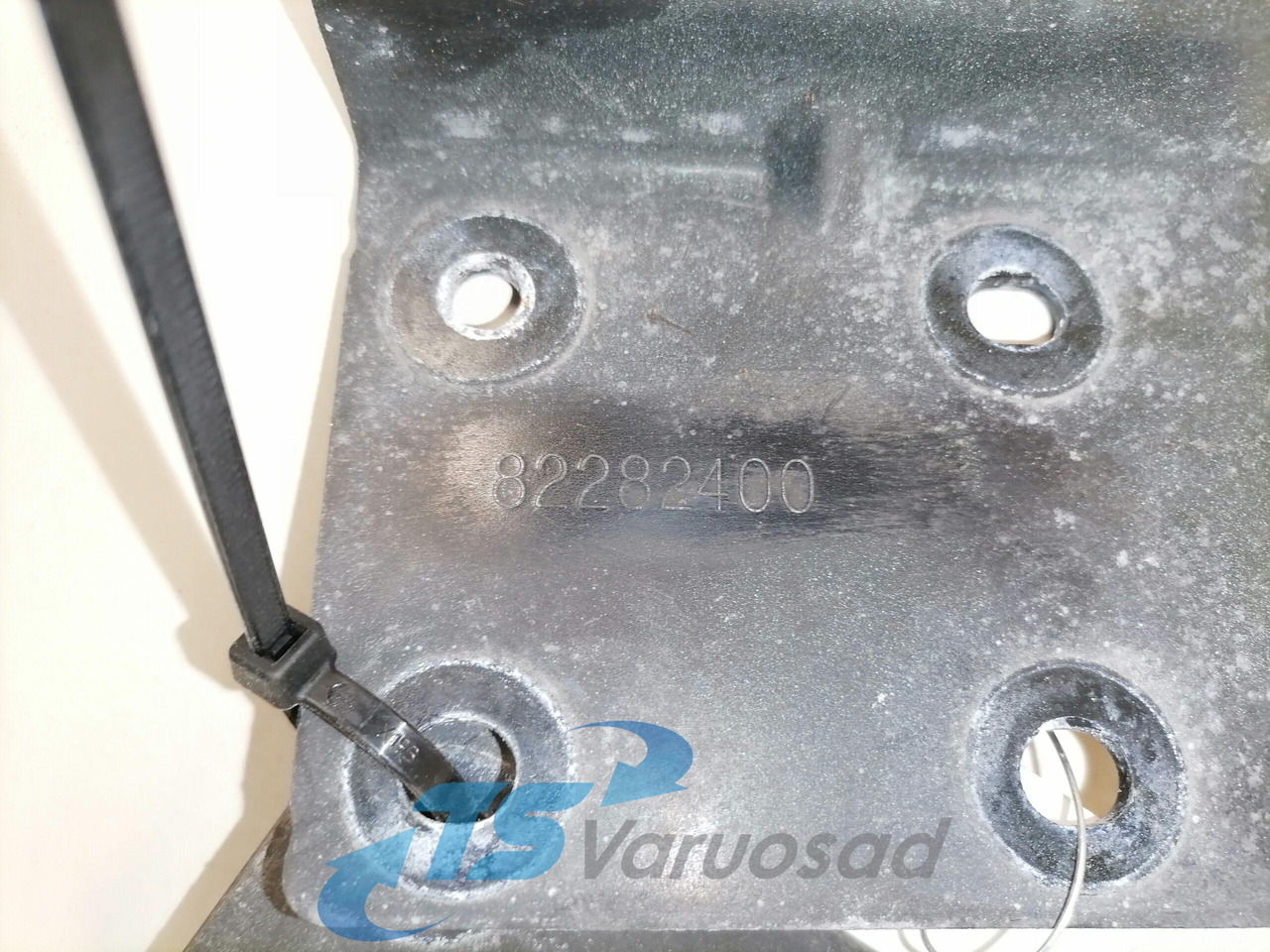 Volvo Kabiini tuulesuunaja kandur 82282286 - Аэродинамика/ Спойлеры для Грузовиков: фото 3 Volvo Kabiini tuulesuunaja kandur 82282286 - Аэродинамика/ Спойлеры для Грузовиков: фото 3