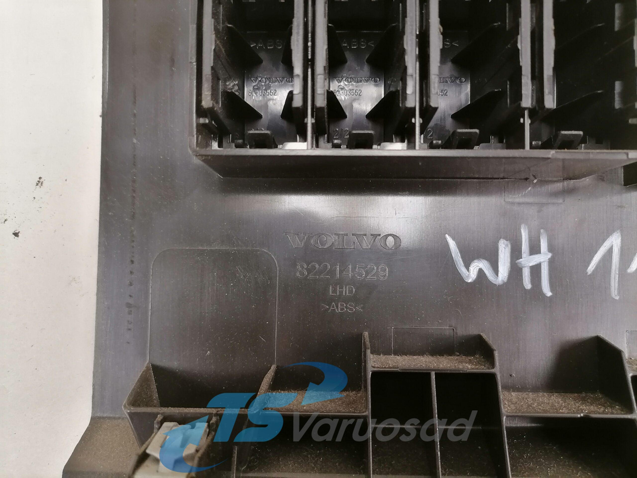 Volvo Salongi plastik 82214529 - Универсальная запчасть для Грузовиков: фото 3 Volvo Salongi plastik 82214529 - Универсальная запчасть для Грузовиков: фото 3