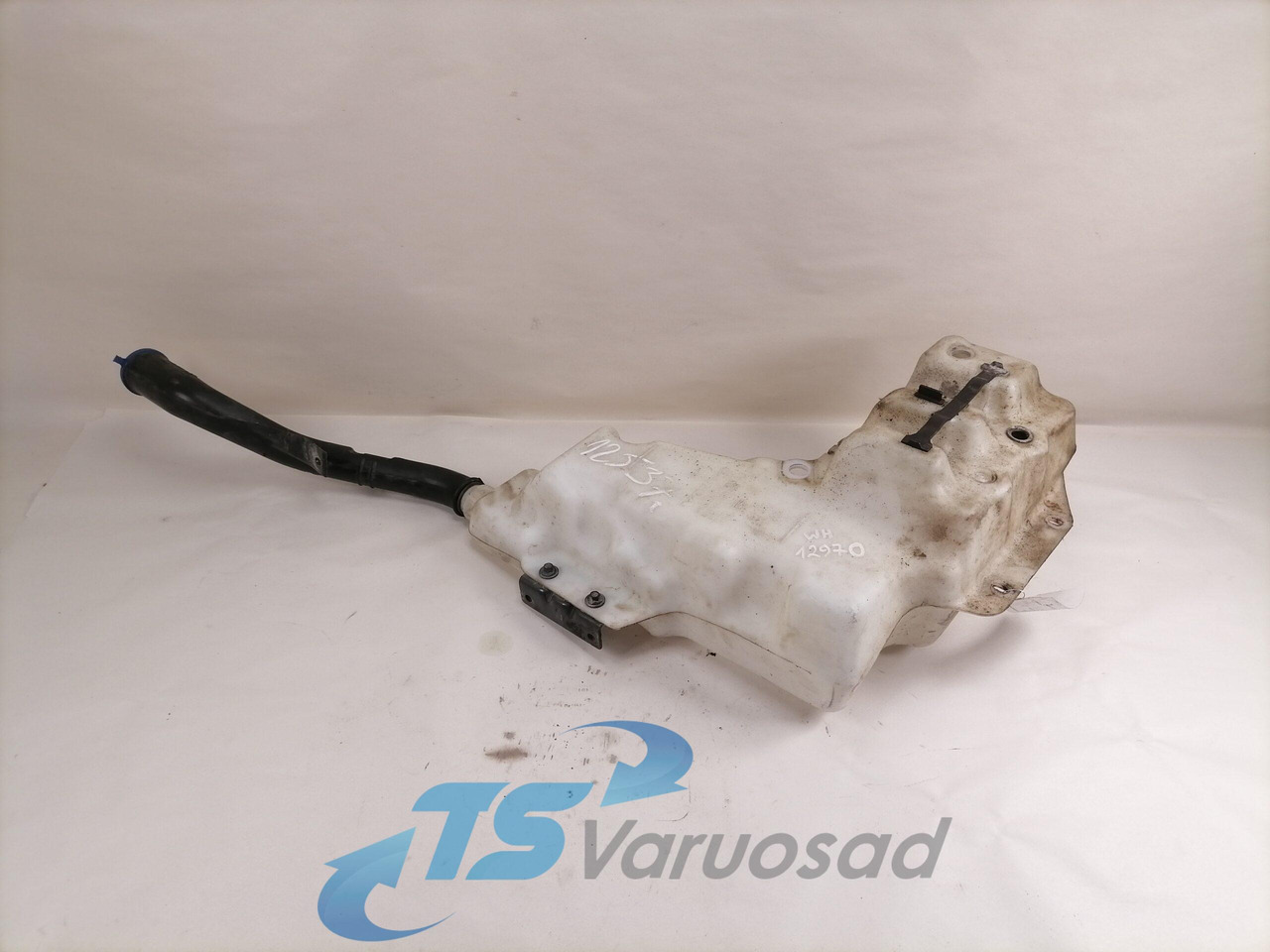 Volvo Windscreen washer fluid tank 84092259 - Щетка стеклоочистителя для Грузовиков: фото 1 Volvo Windscreen washer fluid tank 84092259 - Щетка стеклоочистителя для Грузовиков: фото 1