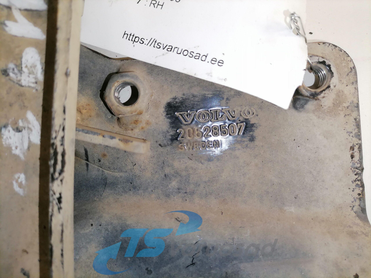 Volvo lower grille carrier hinge 20528507 - Решётка радиатора для Грузовиков: фото 2 Volvo lower grille carrier hinge 20528507 - Решётка радиатора для Грузовиков: фото 2