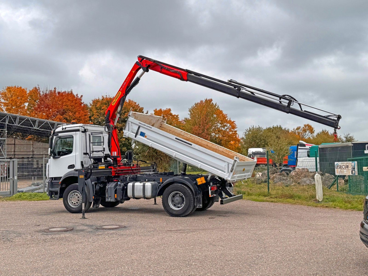 Mercedes-Benz 1840 2140 4X2 Kipper % Kran mit Funk Top Zust. - Самосвал: фото 1 Mercedes-Benz 1840 2140 4X2 Kipper % Kran mit Funk Top Zust. - Самосвал: фото 1