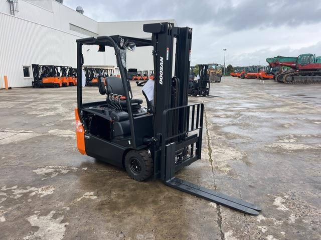 Doosan B15T-7 PLUS - Электропогрузчик: фото 4 Doosan B15T-7 PLUS - Электропогрузчик: фото 4
