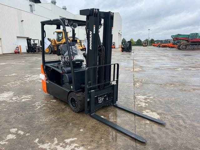 Doosan B20T-7 PLUS - Электропогрузчик: фото 4 Doosan B20T-7 PLUS - Электропогрузчик: фото 4