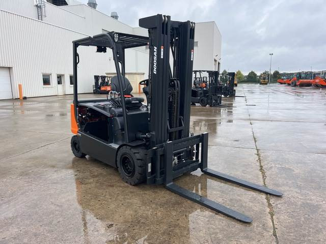 Doosan B35X-7 PLUS - Электропогрузчик: фото 4 Doosan B35X-7 PLUS - Электропогрузчик: фото 4