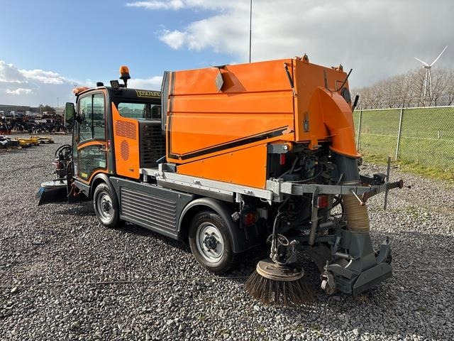 Boschung Pony P4T - Подметально-уборочная машина: фото 3 Boschung Pony P4T - Подметально-уборочная машина: фото 3