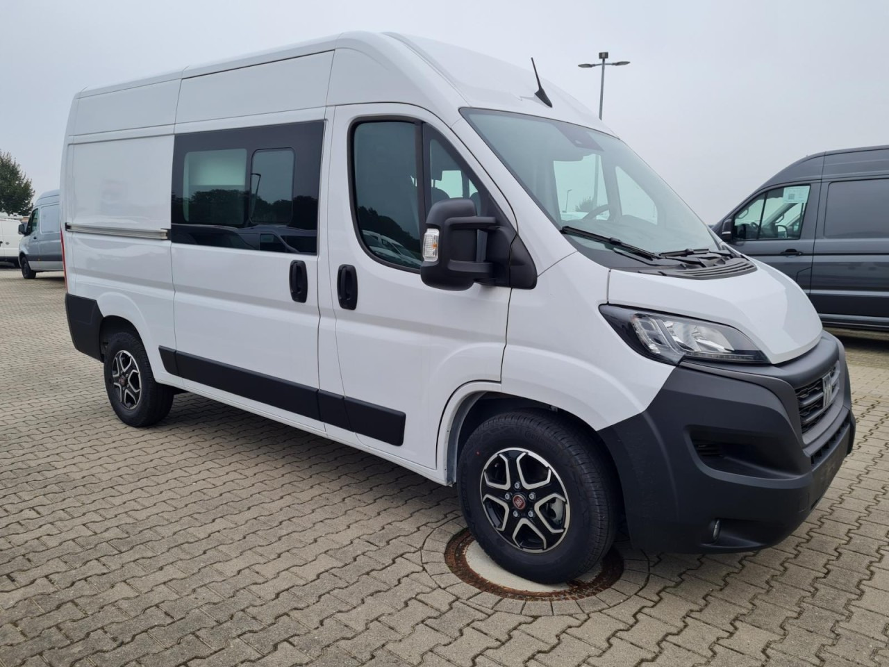 Fiat Ducato 35 Kasten Doka 7-Sitze 2x Schiebetür Maxi L2H2 - Цельнометаллический фургон, Грузопассажирский фургон: фото 4 Fiat Ducato 35 Kasten Doka 7-Sitze 2x Schiebetür Maxi L2H2 - Цельнометаллический фургон, Грузопассажирский фургон: фото 4