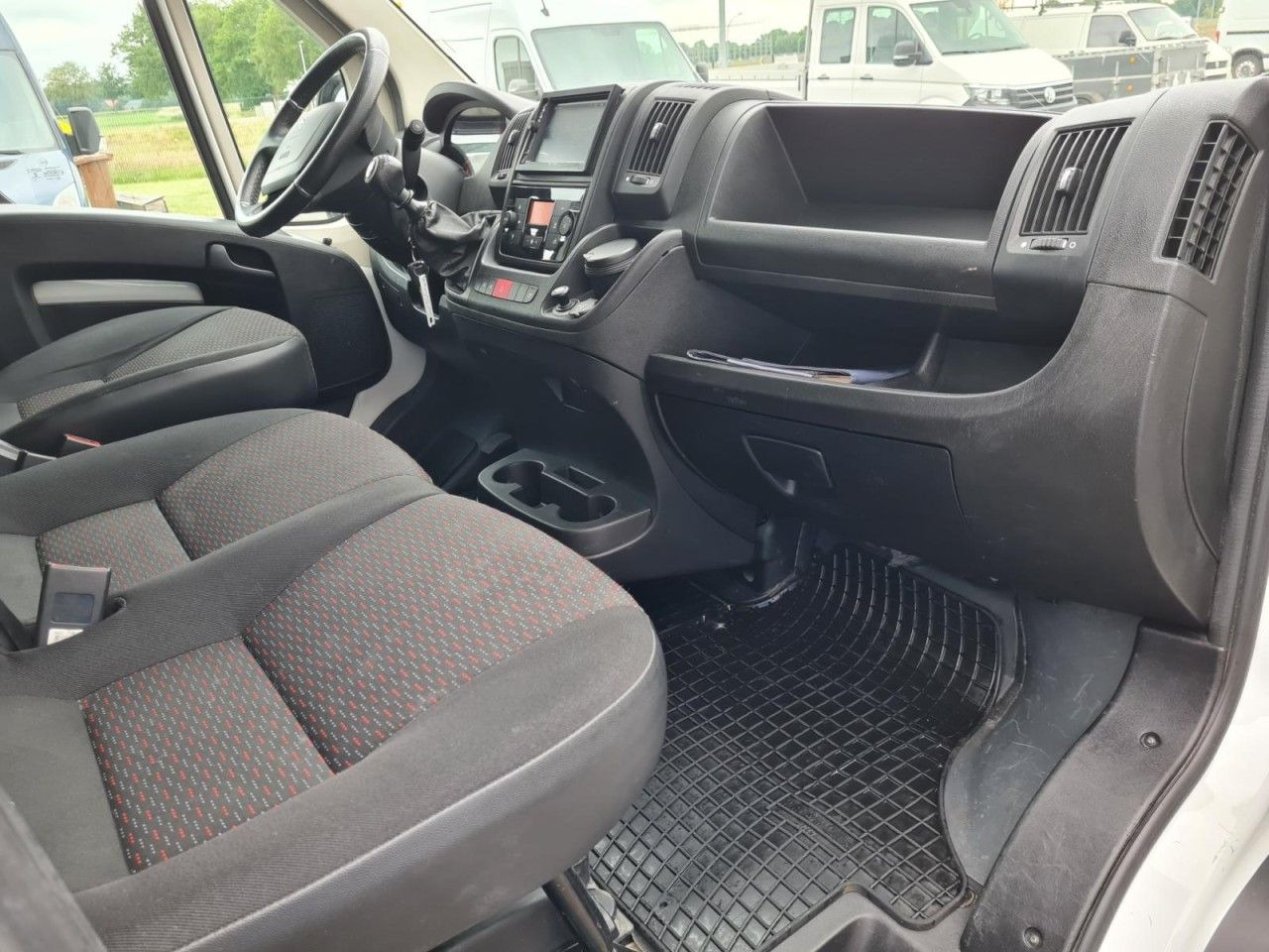 Peugeot Boxer 3,5t Pritsche Plane 2.2 HDi L4 435 - Тентованный фургон: фото 4 Peugeot Boxer 3,5t Pritsche Plane 2.2 HDi L4 435 - Тентованный фургон: фото 4