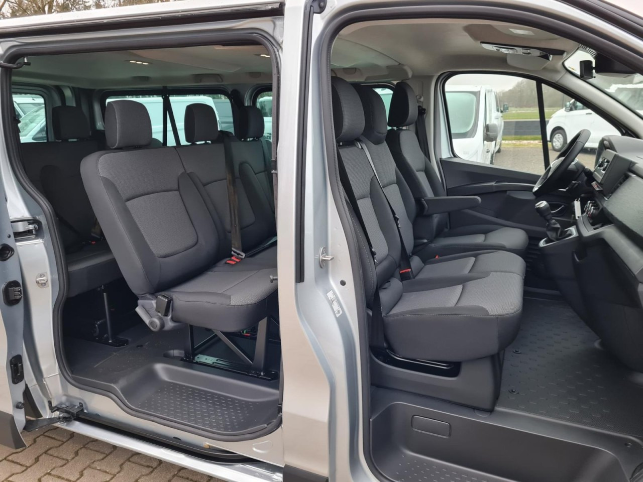 Renault Trafic Kombi 9-Sitze L2 Grand Equilibre KLIMA TEMPOMAT - Грузопассажирский фургон: фото 4 Renault Trafic Kombi 9-Sitze L2 Grand Equilibre KLIMA TEMPOMAT - Грузопассажирский фургон: фото 4