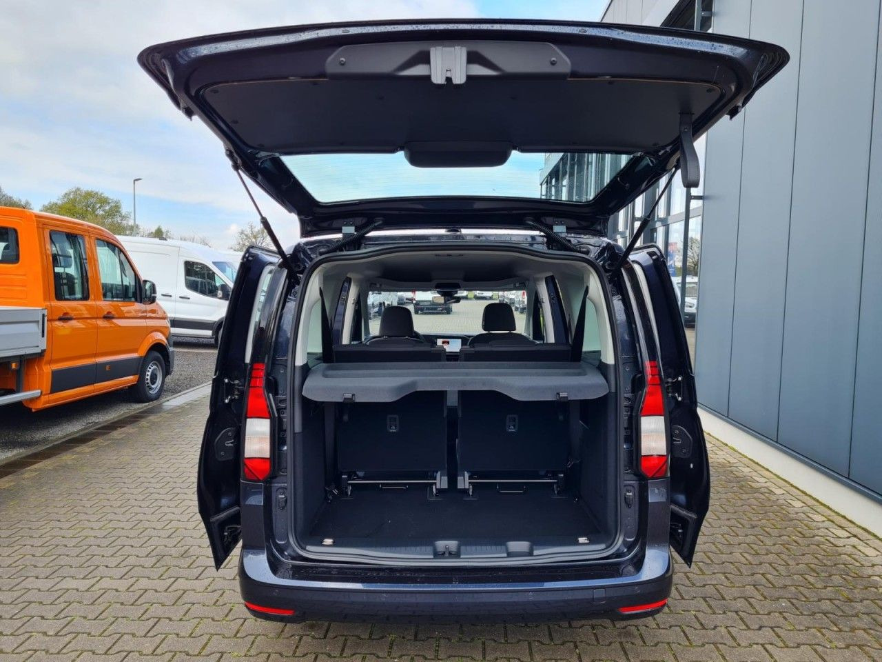 Volkswagen Caddy Maxi Kombi 7-Sitze 1.5 TSI DSG NAVI/APP TE - Легковой автомобиль: фото 5 Volkswagen Caddy Maxi Kombi 7-Sitze 1.5 TSI DSG NAVI/APP TE - Легковой автомобиль: фото 5