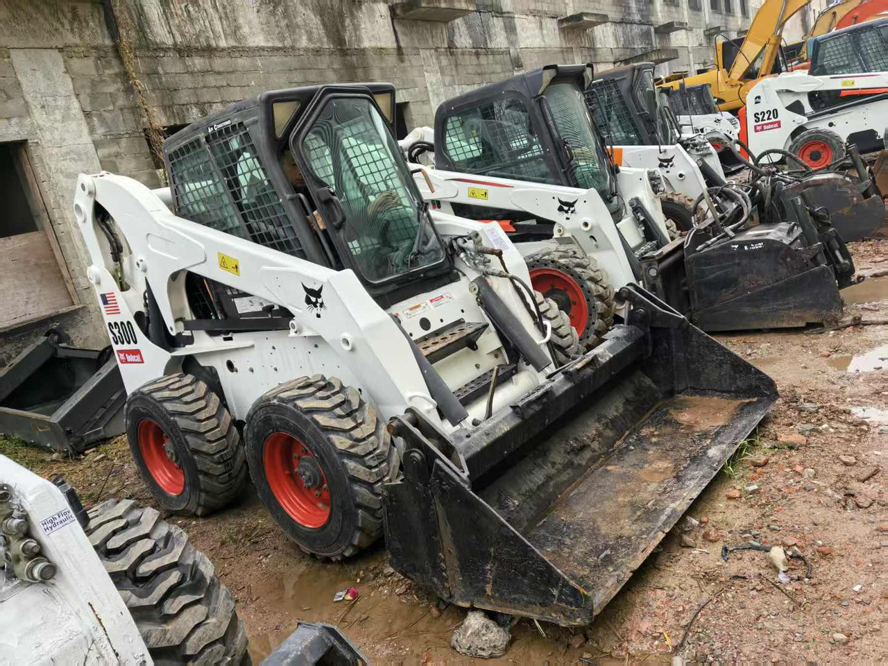 Bobcat S300 - Мини-погрузчик с бортовым поворотом: фото 4 Bobcat S300 - Мини-погрузчик с бортовым поворотом: фото 4