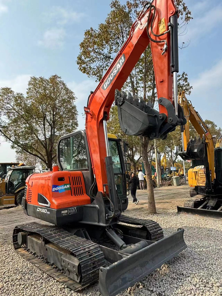 Doosan DX60-9C - Гусеничный экскаватор: фото 3 Doosan DX60-9C - Гусеничный экскаватор: фото 3