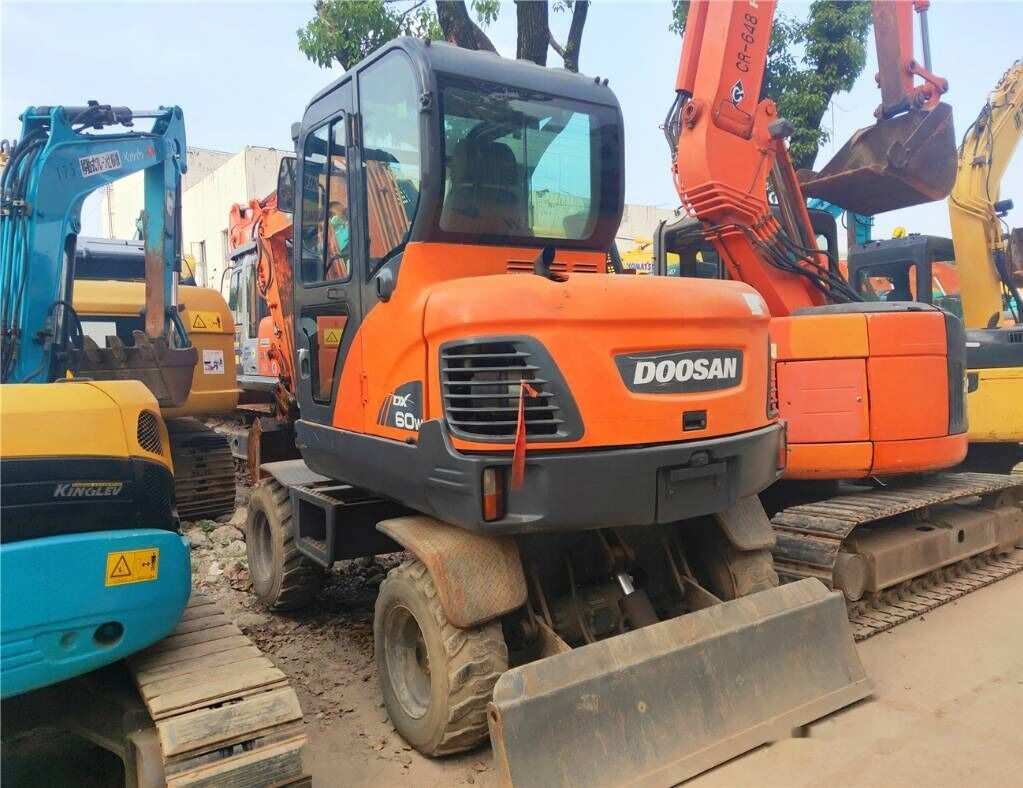 Doosan DX60 W - Колёсный экскаватор: фото 1 Doosan DX60 W - Колёсный экскаватор: фото 1