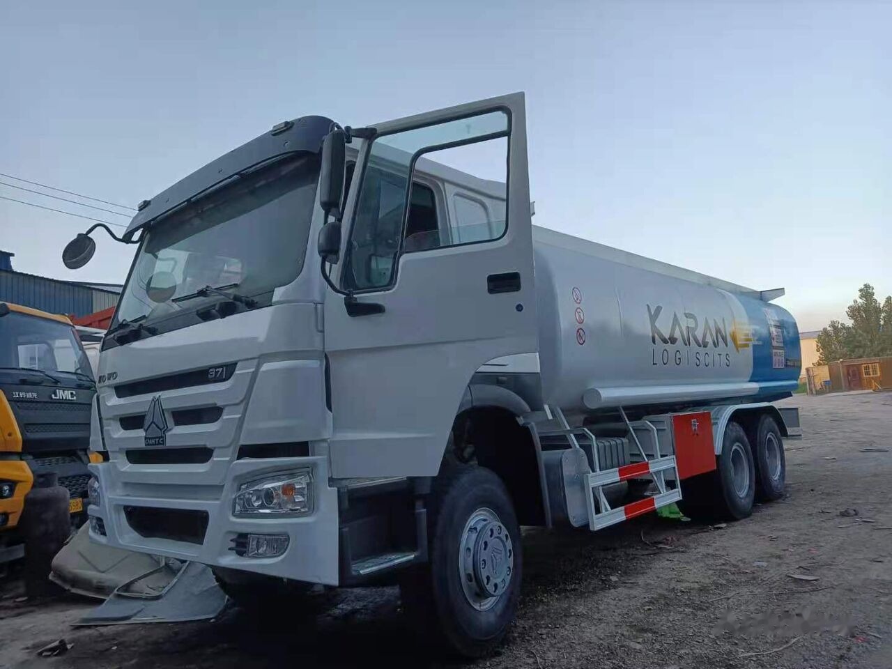 Sinotruk HOWO 6*4 Fuel Tank Truck - Грузовик-цистерна: фото 1 Sinotruk HOWO 6*4 Fuel Tank Truck - Грузовик-цистерна: фото 1