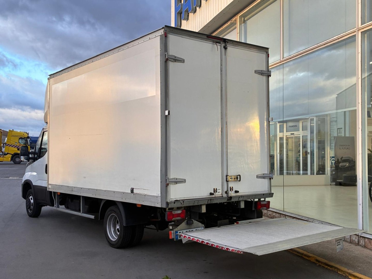 Caja cerrada IVECO 35C14 20m3 con puertas traseras y rampa elevadora - Фургон с закрытым кузовом: фото 4 Caja cerrada IVECO 35C14 20m3 con puertas traseras y rampa elevadora - Фургон с закрытым кузовом: фото 4