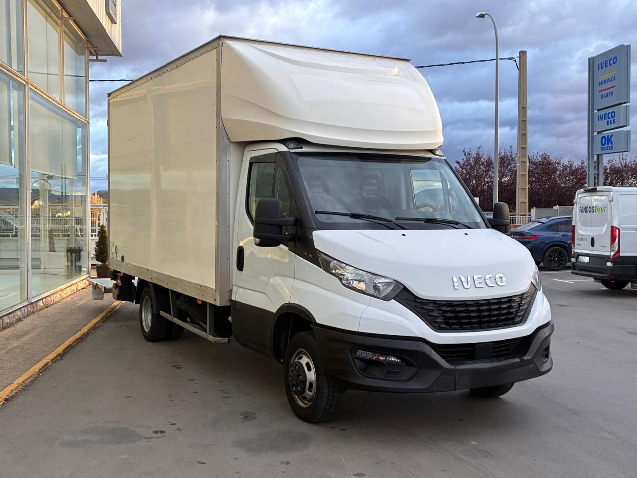 Caja cerrada IVECO 35C14 20m3 con puertas traseras y rampa elevadora - Фургон с закрытым кузовом: фото 3 Caja cerrada IVECO 35C14 20m3 con puertas traseras y rampa elevadora - Фургон с закрытым кузовом: фото 3