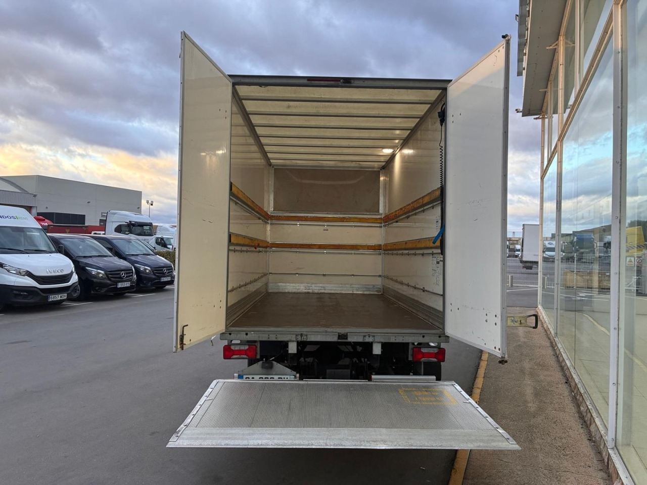 Caja cerrada IVECO 35C14 20m3 con puertas traseras y rampa elevadora - Фургон с закрытым кузовом: фото 5 Caja cerrada IVECO 35C14 20m3 con puertas traseras y rampa elevadora - Фургон с закрытым кузовом: фото 5