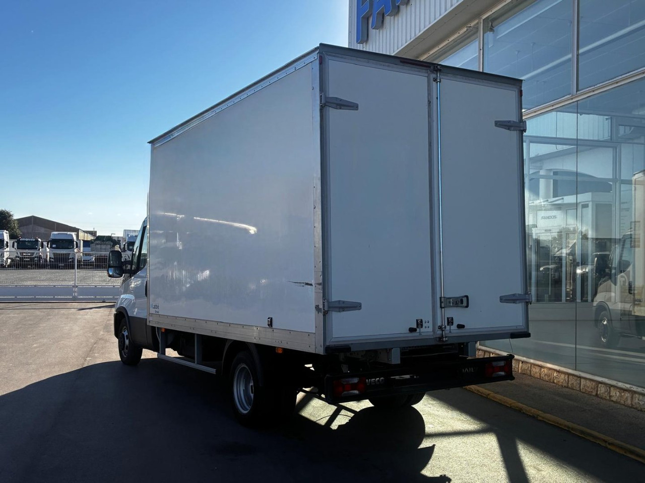 Caja cerrada IVECO 35C16 20m3 con puertas traseras - Фургон с закрытым кузовом: фото 4 Caja cerrada IVECO 35C16 20m3 con puertas traseras - Фургон с закрытым кузовом: фото 4