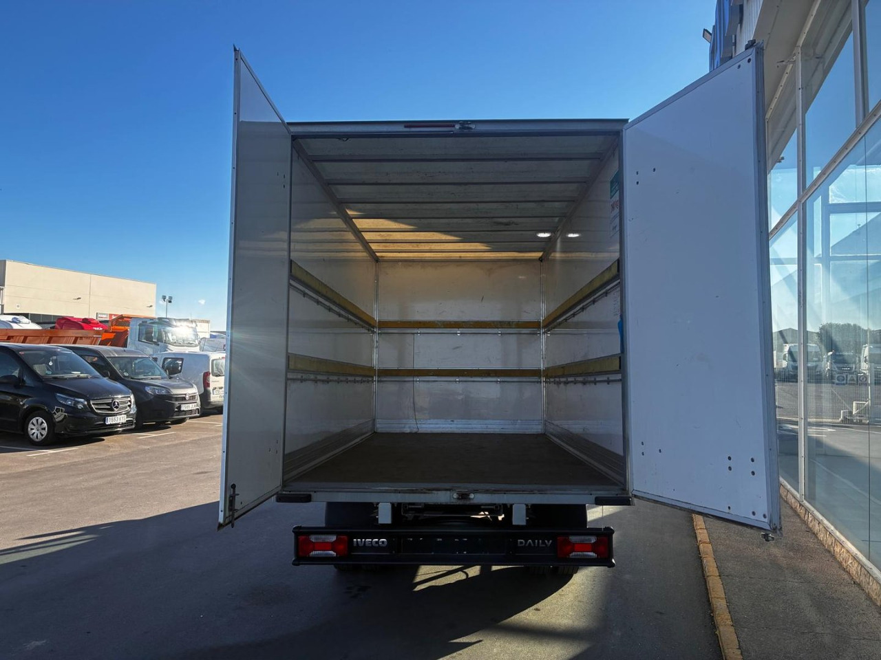 Caja cerrada IVECO 35C16 20m3 con puertas traseras - Фургон с закрытым кузовом: фото 5 Caja cerrada IVECO 35C16 20m3 con puertas traseras - Фургон с закрытым кузовом: фото 5