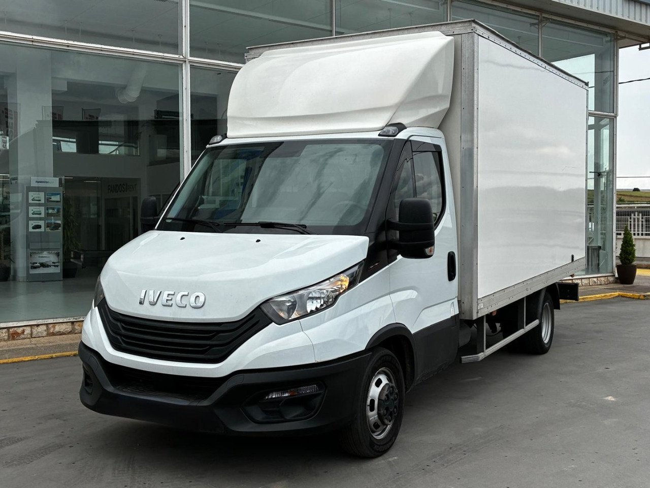 Caja cerrada IVECO 35C16 3.0 20m3 - Фургон с закрытым кузовом: фото 1 Caja cerrada IVECO 35C16 3.0 20m3 - Фургон с закрытым кузовом: фото 1