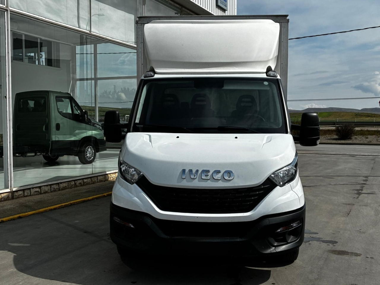 Caja cerrada IVECO 35C16 3.0 20m3 - Фургон с закрытым кузовом: фото 2 Caja cerrada IVECO 35C16 3.0 20m3 - Фургон с закрытым кузовом: фото 2
