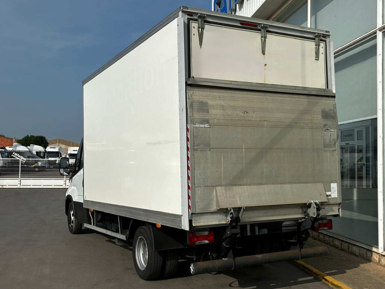 Caja cerrada con plataforma elevadora IVECO 35C16 20m3 - Фургон с закрытым кузовом: фото 4 Caja cerrada con plataforma elevadora IVECO 35C16 20m3 - Фургон с закрытым кузовом: фото 4